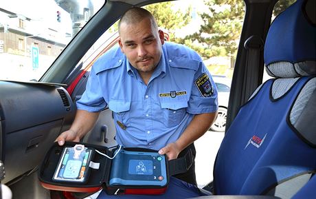 Stráník Kubát pipojil elektrody na muv hrudník a zaal s oivováním.