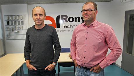 Roman Kaperlík (vlevo) a Tomá Dvoák pracují v ostravské spolenosti Ronyo...