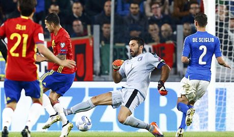 Italský branká Gianluigi Buffon chybuje pi odkopu v kvalifikaním utkání...