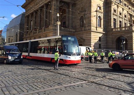 Oprava plynovodu u Národního divadla zkomplikovala v centru Prahy tramvajovou...