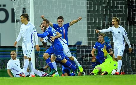 Islandtí fotbalisté slaví gól Gylfiho Sigurdssona, Finové marn protestují.