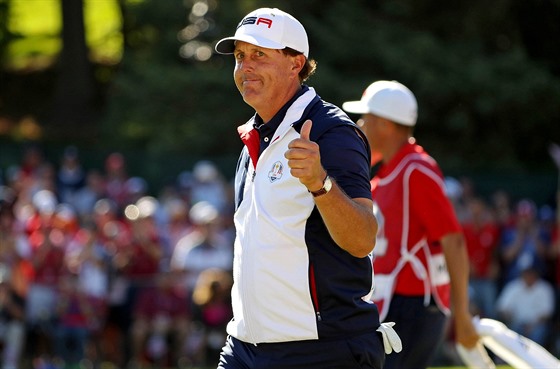 Americký golfista Phil Mickelson a jeho jasné gesto.