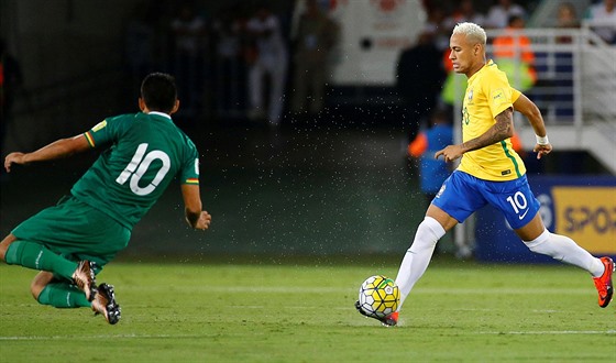 Brazilská hvzda Neymar zakonuje pi utkání s Bolívií. Do cesty mu skáe...