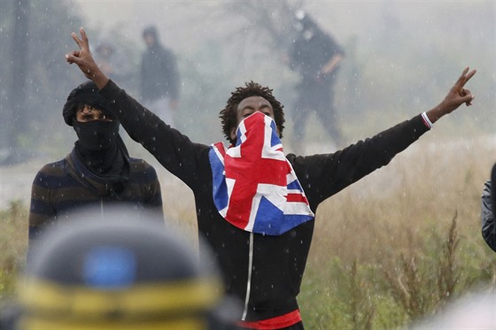 Francouzská policie rozehnala migranty a dalí demonstranty, kteí se navzdory...