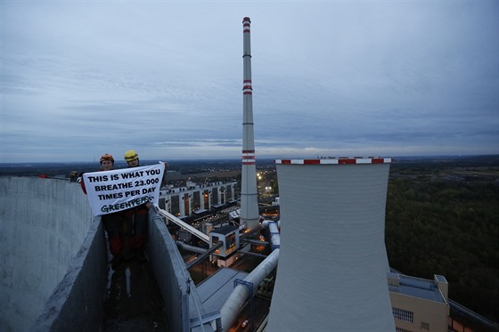 Aktivisté z ekologické organizace Greenpeace obsadili chladicí v elektrárny...