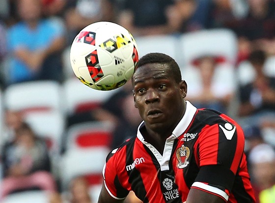 Útoník fotbalového Nice Mario Balotelli sleduje balon v utkání proti Lorientu.