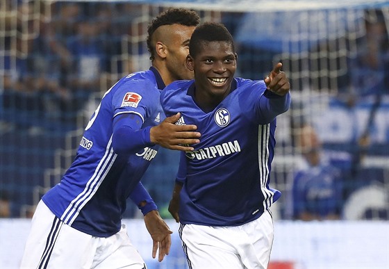 Breel Embolo a Maxim Choupo-Moting oslavují jeden ze ty gól Schalke do sít...