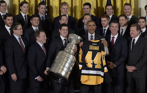 Prezident Barack Obama, prezident NHL Gary Bettman (vlevo dole) a tým...