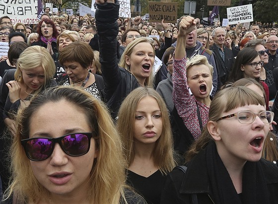 Tisíce Polák, ada z nich odna v erném, protestovaly ped budovou parlamentu...