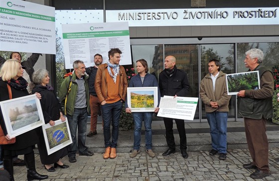 Hnutí DUHA ve spolupráci s eskými osobnostmi pedalo ministerstvu ivotního...