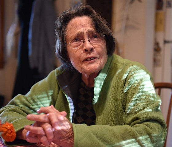Margaret Holocombová (81) pstovala na své zahrádce konopí.