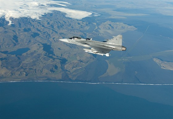 Letoun Gripen eských vzduných sil nad Islandem