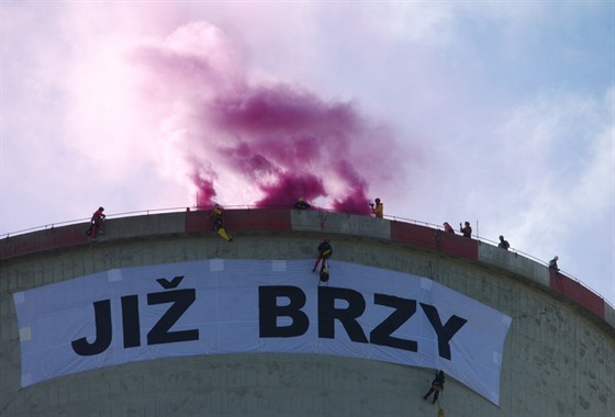Aktivisté z Greenpeace v elektrárny Chvaletice obsadili v roce 2016. 
