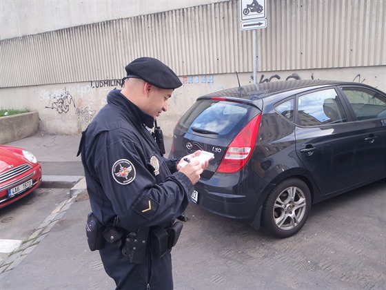 Podle stráník, které deník Metro na parkoviti potkal, jak vypisují lísteky...