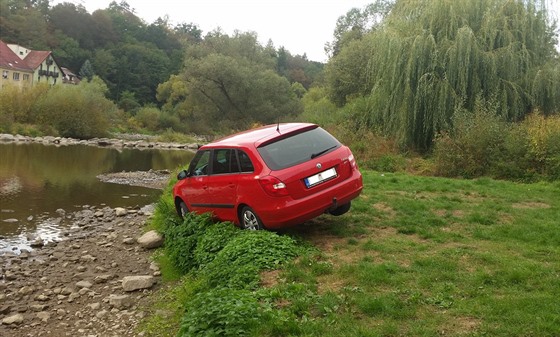 Auto v Kamenném Pívoze sjelo do eky. Fotografie po vytaení auta na beh...