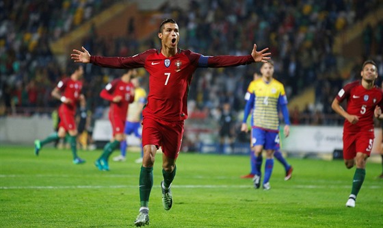Portugalská hvzda Cristiano Ronaldo jásá po gólu proti Andoe.