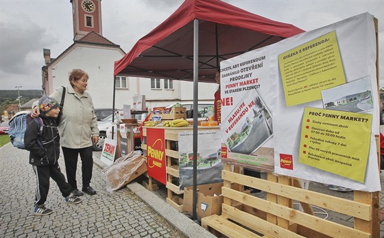 Stánek Penny Marketu ve Starém Plzenci. (7. íjna 2016)