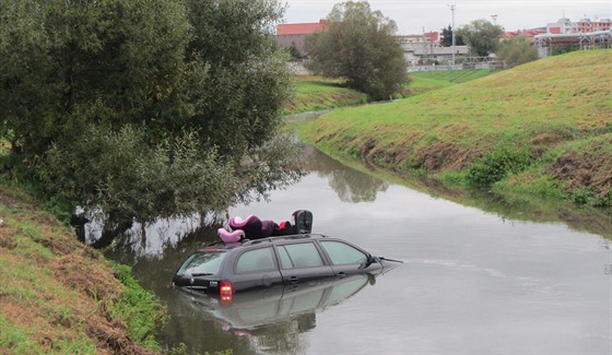 Auto skonilo v Otrokovicích v ece.