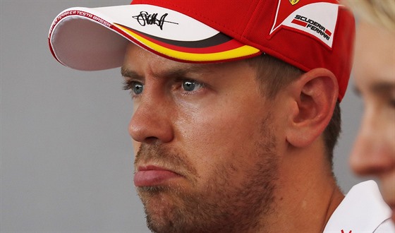 Sebastain Vettel Ferrari sleduje z box prbh Velké ceny Malajsie.