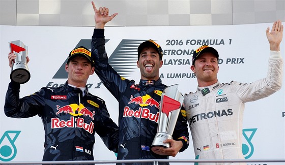 Ti nejlepí z Velké ceny Malajsie. uprosted vítz Daniel Ricciardo, vlevo...