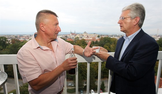 ANO v Olomouckém kraji bhem tvrt roku vyachovalo u druhého politika-doktora. Oto Kota (vpravo) byl odvolán z kesla hejtmana, Milan Brázdil se zase nyní nedostal na kandidátku pro snmovní volby.