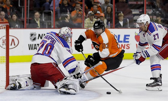 Jakub Voráek (93) z Philadelphie pekonává brankáe Mackenzieho Skapského z NY...