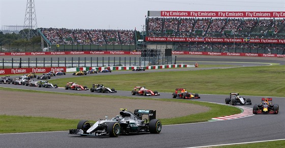 Jede se Velká cena Japonska F1, v ele je Nico Rosberg z Mercedesu.