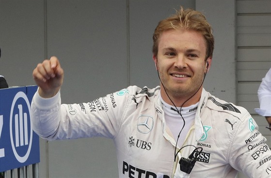 Nico Rosberg z Mercedesu se raduje z výhry ve Velké cen Japonska F1.