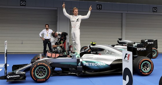 Nico Rosberg z Mercedesu se raduje z triumfu ve Velké cen Japonska formule 1.