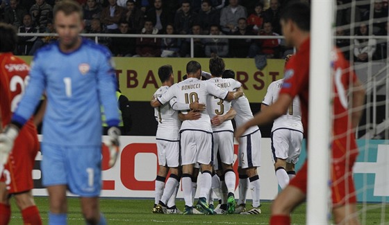 Italtí fotbalisté slaví gól v kvalifikaci na mistrovství svta.