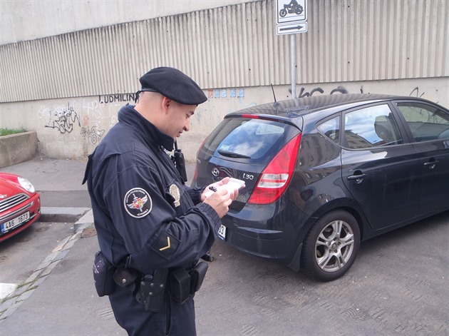 Podle stráník, které deník Metro na parkoviti potkal, jak vypisují lísteky...