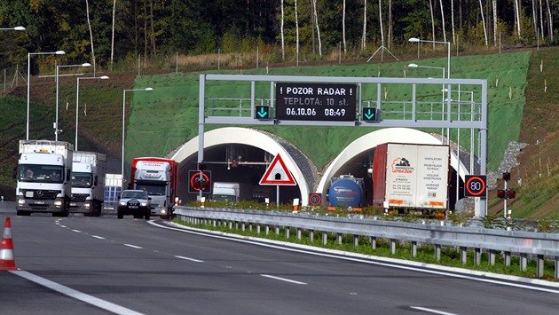 Obchvat Plzn se otevíral 6. íjna 2006, ve stejný den projeli první motoristé...