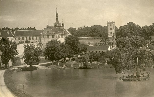 Zámek v Uherovicích zachycený v roce 1927