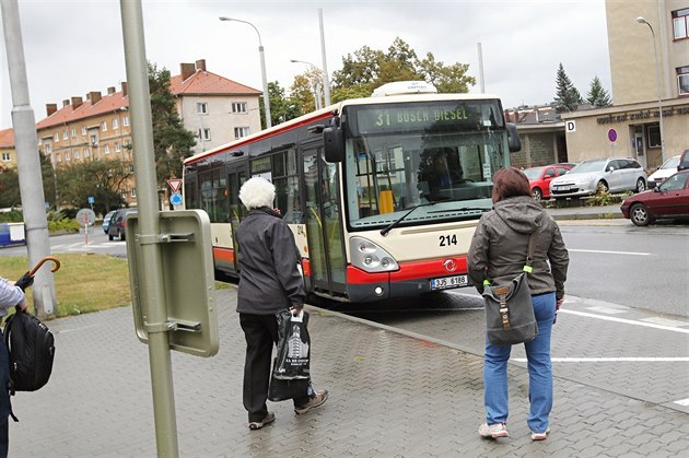 Nová zastávka MHD funguje v Jihlav ped sídlem policie ve Vrchlického ulici....