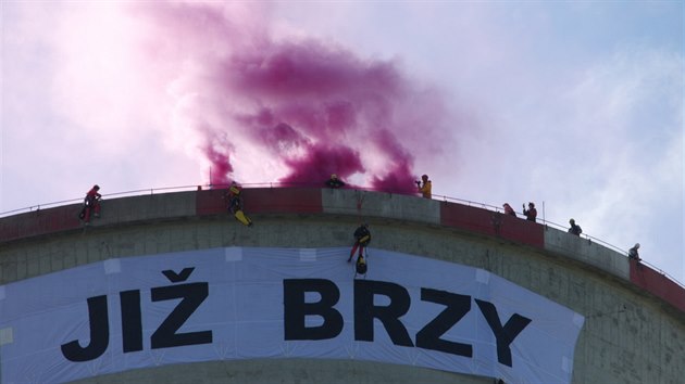 Aktivisté z Greenpeace věž elektrárny Chvaletice obsadili v roce 2016. Aktivisté z Greenpeace věž elektrárny Chvaletice obsadili v roce 2016.