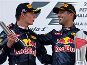 Vtez Daniel Ricciardo (vpravo) s tmovm kolegou Maxem Verstappenem, kter...