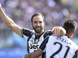 Gonzalo Higuan v dresu Juventusu se raduje z glu proti Empoli