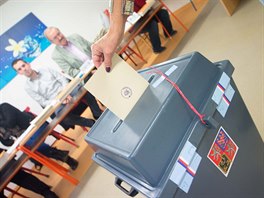Volika odevzdv svj hlas pi krajskch volbch ve Zln. (7. jna 2016)