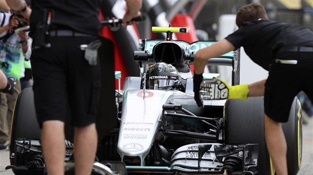 Nico Rosberg v pi mechanik pi trninku na Velkou cenu Japonska.