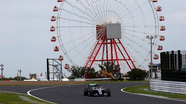 Nico Rosberg na trati pi druhm trninku na Velkou cenu Japonska.