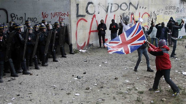 Francouzsk policie rozehnala migranty a dal demonstranty, kte se navzdory zkazu seli u tboit nedaleko msta Calais (1. jna 2016)