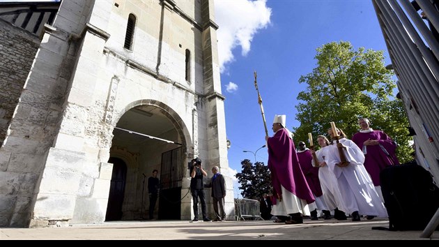 Rouensk arcibiskup Dominique Lebrun vede proces na pamtku zavradnho knze Jacquese Hamela (2. jna 2016)