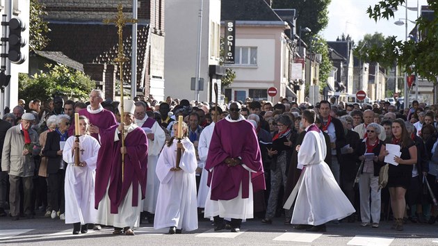 Rouensk arcibiskup Dominique Lebrun vede proces na pamtku za zavradnho knze Jacquese Hamela (2. jna 2016)
