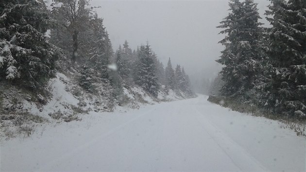 Prvn snen nov sezny maj za sebou Jesenky. Ve stedu odpoledne u byly vrcholky hor a hebenov partie bl. "Snit zaalo ve stedu nad rnem. Zatm napadlo kolem deseti centimetr," hlsil vera v podveer meteorolog ze stanice na erku. Silnii vyrazili do ternu u rno, aby prosolili horsk sedla, kde se snh nebezpen ujdl. Zatmco v horch snilo, v nich polohch panovalo detiv poas (5. jna 2016)