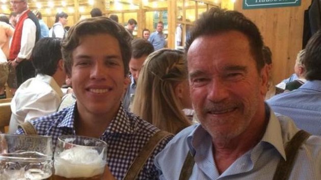 Arnold Schwarzenegger se svm nemanelskm synem Josephem na pivnm festivalu v Mnichov (2016)