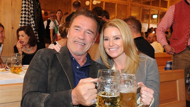 Schwarzenegger se svou partnerkou Heather na pivnm festivalu v Nmecku (2016)