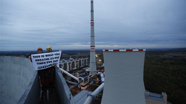 Aktivist z ekologick organizace Greenpeace obsadili chladic v elektrrny Chvaletice (3. 10. 2016)