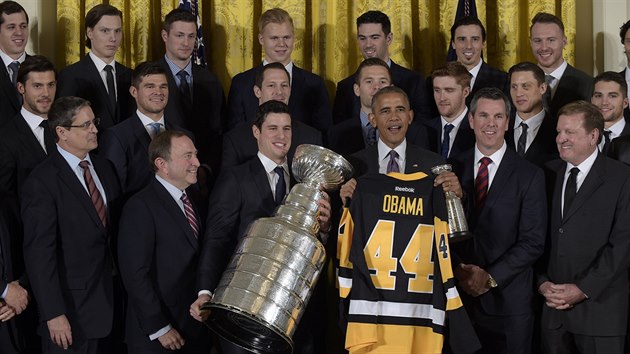 Prezident Barack Obama, prezident NHL Gary Bettman (vlevo dole) a tm Pittsburgh Penguins pzuj se Stanley Cupem v Blm dom.