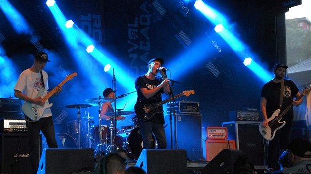 Jihoesk pop-punkov kapela Pilot Season se vrtila z malho turn po Kanad.