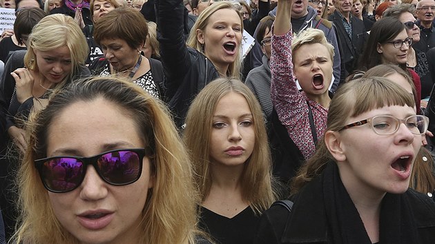 Tisce Polk, ada z nich odna v ernm, protestovaly ped budovou parlamentu ve Varav proti chystanmu zpsnn protipotratovho zkona (1. jna 2016)